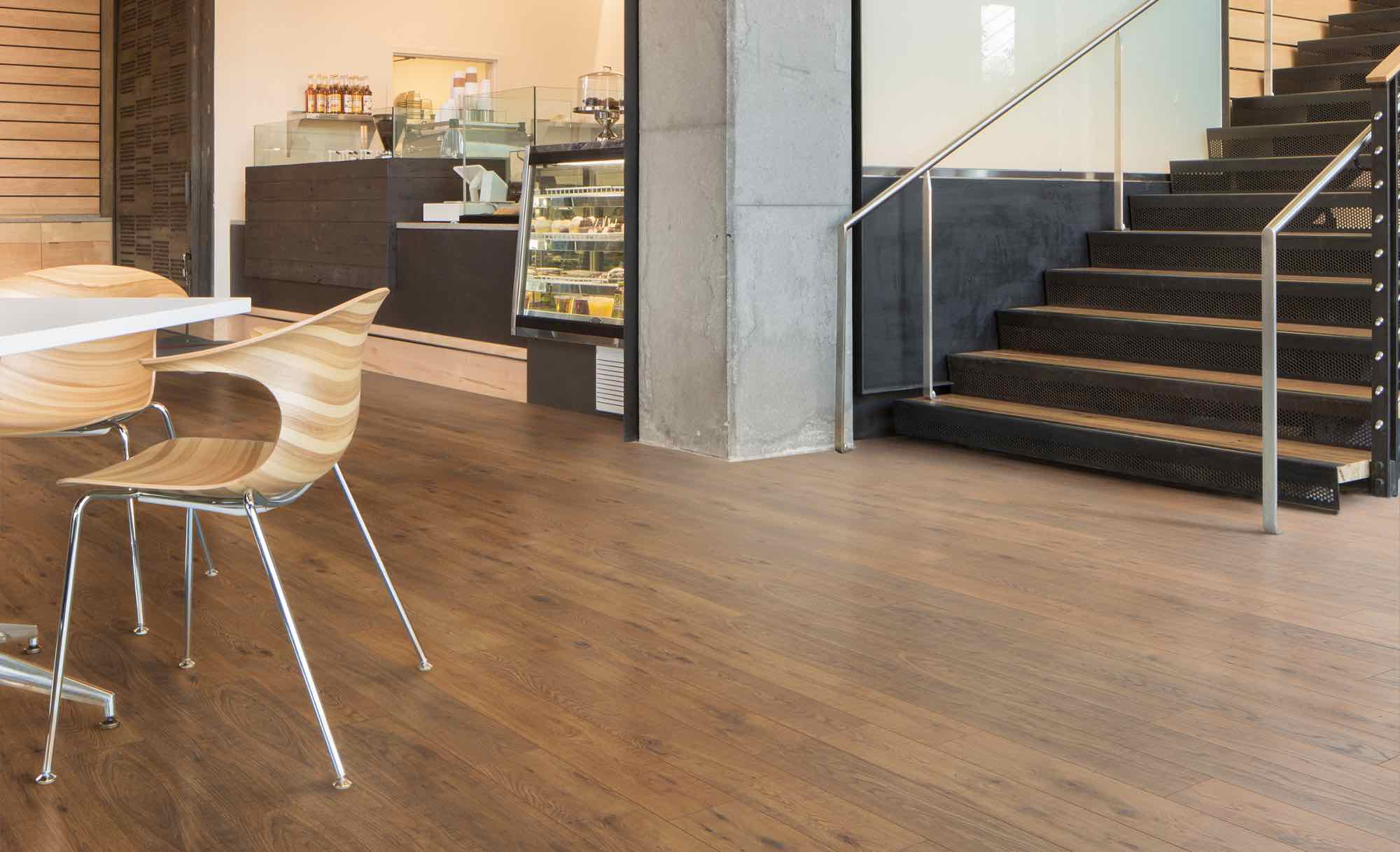 Piso laminado de uso comercial