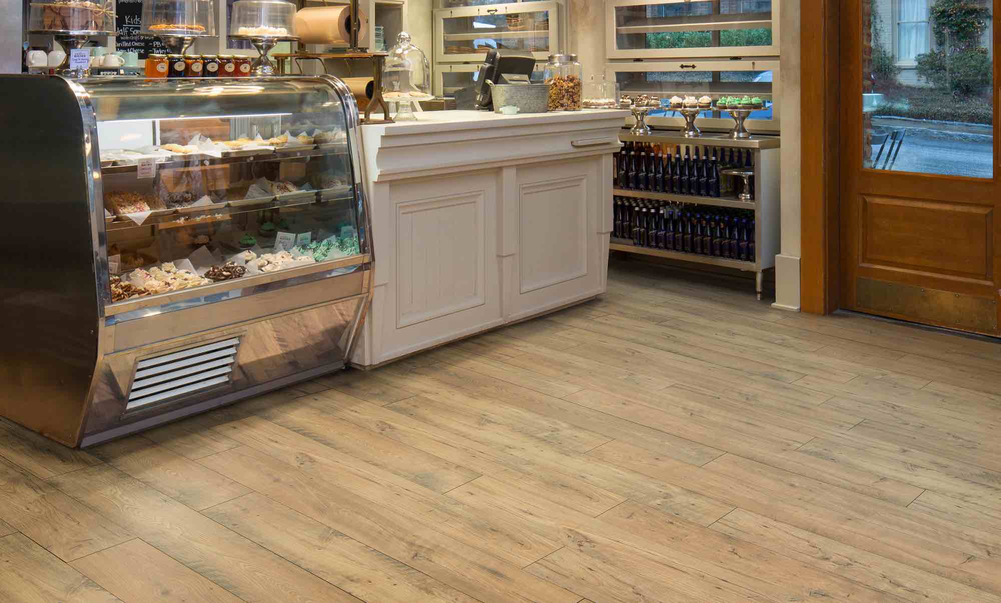 Piso laminado de uso comercial en una cafetería